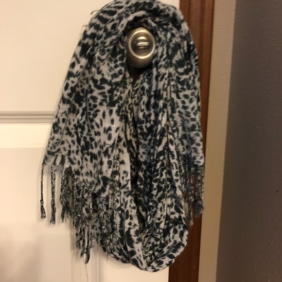 Women’s leopard scarf - Picture 1 of 1